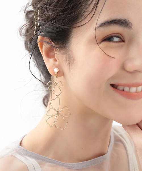CALIN STANDARD(カリンスタンダード)の「◆◆金属アレルギー対応◆◆〈ecru〉 メタルフラワーモチーフイヤリング(イヤリング・レディース・ゴールド・FREE)」の2枚目の写真