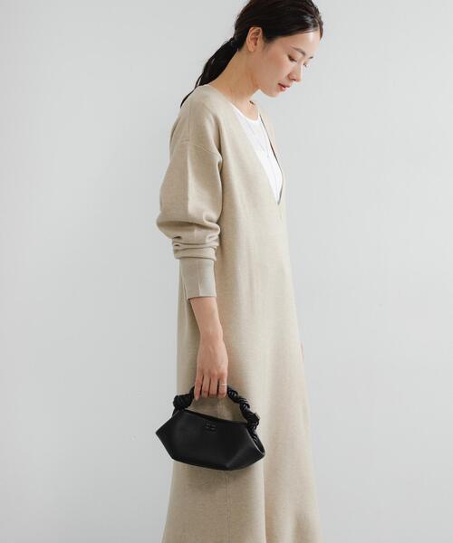 URBAN RESEARCH（アーバンリサーチ）の「深Vネックニットワンピース（ワンピース・レディース・ベージュ/ブラック/グレー・FREE）」の5枚目の写真
