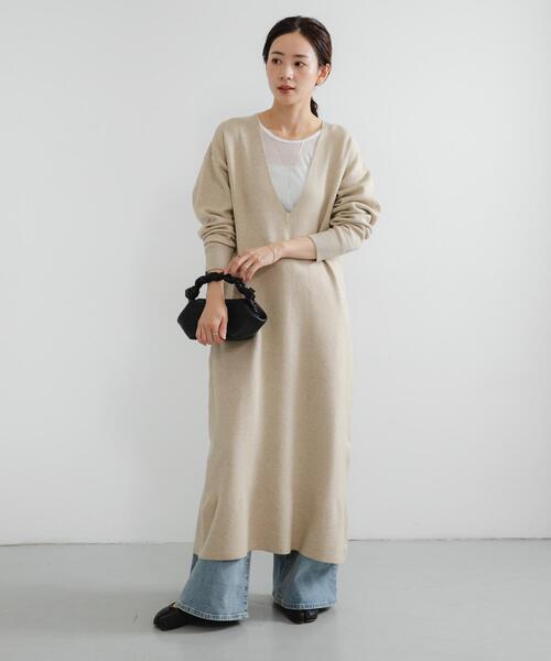 URBAN RESEARCH（アーバンリサーチ）の「深Vネックニットワンピース（ワンピース・レディース・ベージュ/ブラック/グレー・FREE）」の7枚目の写真