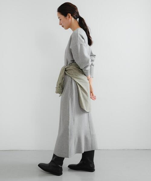 URBAN RESEARCH（アーバンリサーチ）の「深Vネックニットワンピース（ワンピース・レディース・ベージュ/ブラック/グレー・FREE）」の17枚目の写真