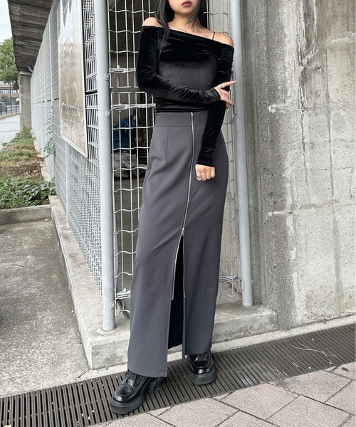 新品　オフショル風ベロアカット セール】【LVEU.】ベロアオフショルトップス / トップス