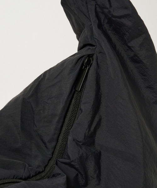 STUDIOUS（ステュディオス）の「【STUDIOUS】AIR NYLON SHOULDER BAG（ショルダーバッグ・メンズ・ブラック・FREE）」の6枚目の写真