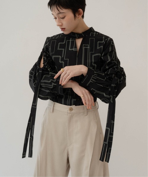 Knuth Marf（クヌースマーフ）の「shirring sleeve pattern blouse（シャツ/ブラウス・レディース・ブラック/ベージュ・FREE）」の2枚目の写真