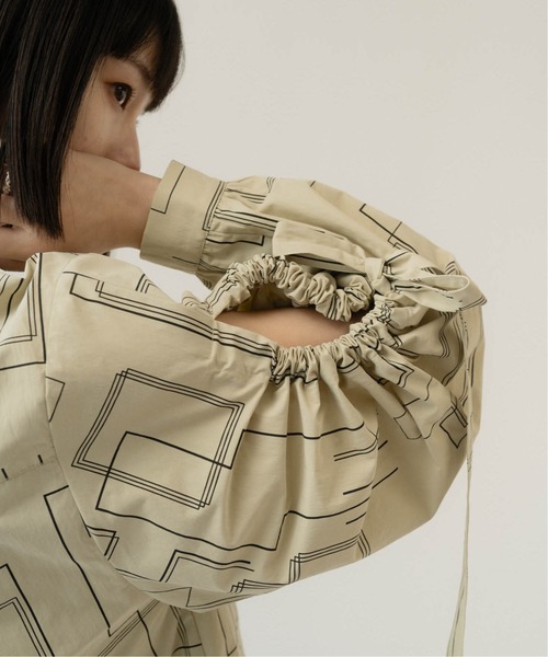 Knuth Marf（クヌースマーフ）の「shirring sleeve pattern blouse（シャツ/ブラウス・レディース・ブラック/ベージュ・FREE）」の8枚目の写真