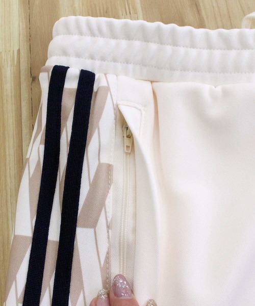 NERDY（ノルディ）の「NERDY シンボルパターントラックパンツ Symbol Pattern Block Track Pants（スウェットパンツ・メンズ・クリーム・M/L）」の5枚目の写真