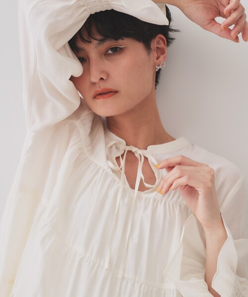 OPAQUE.CLIP（オペークドットクリップ）の「ティアードチュニックブラウス【洗濯機洗い可】（チュニック・レディース・チャコールグレー/オフホワイト/オレンジ系・42/38/40）」の4枚目の写真