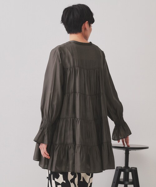 OPAQUE.CLIP（オペークドットクリップ）の「ティアードチュニックブラウス【洗濯機洗い可】（チュニック・レディース・チャコールグレー/オフホワイト/オレンジ系・42/38/40）」の8枚目の写真