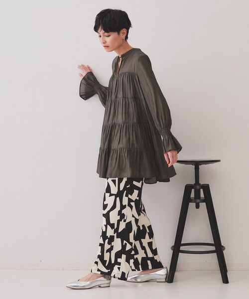 OPAQUE.CLIP（オペークドットクリップ）の「ティアードチュニックブラウス【洗濯機洗い可】（チュニック・レディース・チャコールグレー/オフホワイト/オレンジ系・42/38/40）」の9枚目の写真