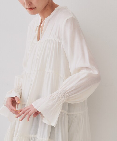 OPAQUE.CLIP（オペークドットクリップ）の「ティアードチュニックブラウス【洗濯機洗い可】（チュニック・レディース・チャコールグレー/オフホワイト/オレンジ系・42/38/40）」の20枚目の写真