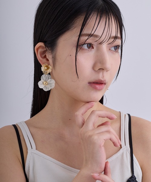 CALIN　STANDARD（カリンスタンダード）の「◆◆金属アレルギー対応◆◆〈ecru〉ツインカラーフラワーイヤリング（イヤリング・レディース・ゴールド・FREE）」の3枚目の写真