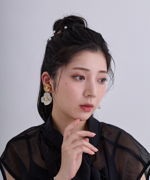 CALIN　STANDARD（カリンスタンダード）の「◆◆金属アレルギー対応◆◆〈ecru〉ツインカラーフラワーイヤリング（イヤリング・レディース・ゴールド・FREE）」の5枚目の写真