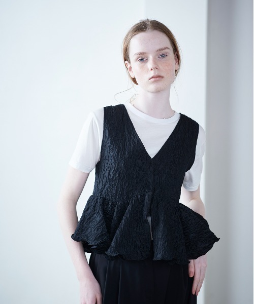 Marilyn Moon（マリリンムーン）の「フローティングジャガードラッフルベスト（ベスト・レディース・ブラック/ホワイト/ベージュ・FREE）」の21枚目の写真