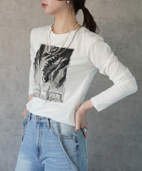 Emma(SELECT LEVERY)(エマ セレクトリベリー)の「植物フォト&箔縁ベーシックロンT(Tシャツ/カットソー・レディース・オフホワイト/チャコール・FREE)」の2枚目の写真