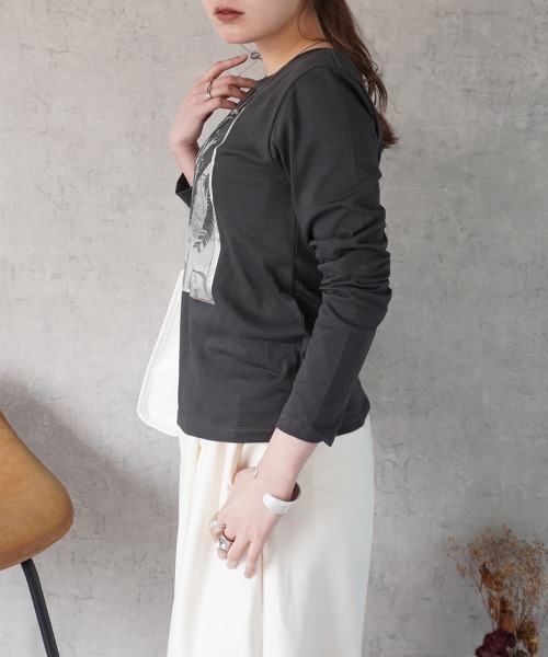 Emma(SELECT LEVERY)(エマ セレクトリベリー)の「植物フォト&箔縁ベーシックロンT(Tシャツ/カットソー・レディース・オフホワイト/チャコール・FREE)」の3枚目の写真