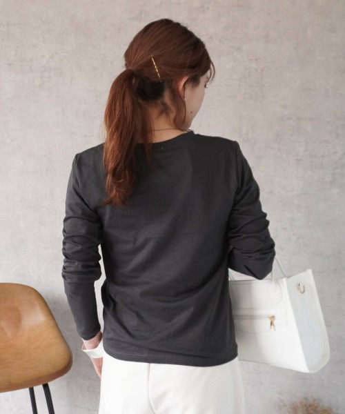 Emma(SELECT LEVERY)(エマ セレクトリベリー)の「植物フォト&箔縁ベーシックロンT(Tシャツ/カットソー・レディース・オフホワイト/チャコール・FREE)」の4枚目の写真