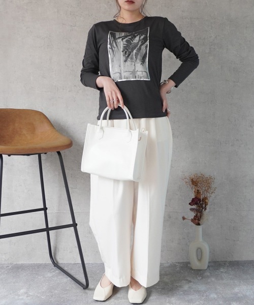 Emma(SELECT LEVERY)(エマ セレクトリベリー)の「植物フォト&箔縁ベーシックロンT(Tシャツ/カットソー・レディース・オフホワイト/チャコール・FREE)」の5枚目の写真