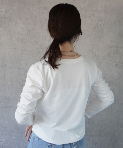 Emma(SELECT LEVERY)(エマ セレクトリベリー)の「植物フォト&箔縁ベーシックロンT(Tシャツ/カットソー・レディース・オフホワイト/チャコール・FREE)」の6枚目の写真