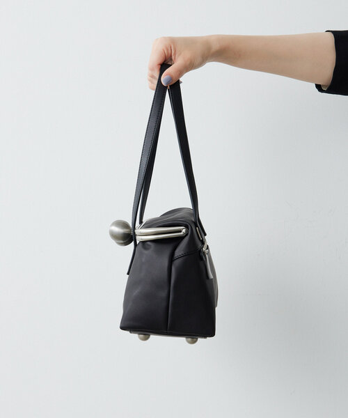 ear PAPILLONNER(イアパピヨネ)の「【kawa-kawa(カワカワ)】NO1512kuchiganeトートバッグM(トートバッグ・レディース・ブラック・FREE)」の4枚目の写真