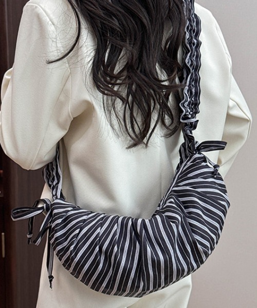 Vipoa(ヴィポア)の「stripe gather shoulder bag(ショルダーバッグ・レディース・ブルー/ホワイト/ブラック・FREE)」の4枚目の写真