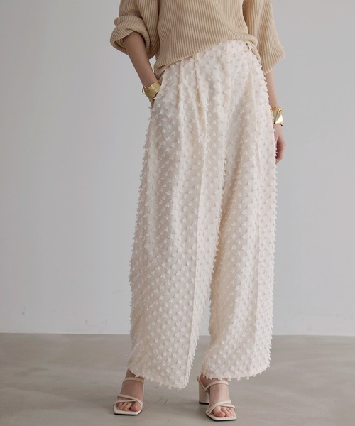 MIELI INVARIANT（ミエリインヴァリアント）の「Cubic Dobby Tuck Pants（その他パンツ・レディース・アイボリー・FREE）」の3枚目の写真