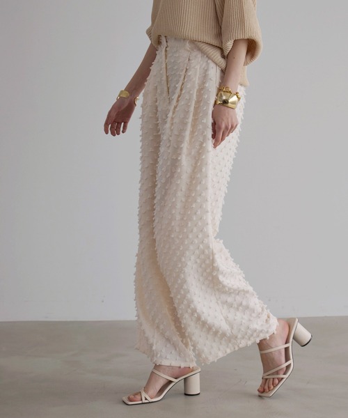 MIELI INVARIANT（ミエリインヴァリアント）の「Cubic Dobby Tuck Pants（その他パンツ・レディース・アイボリー・FREE）」の4枚目の写真