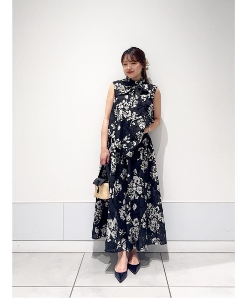 LOULOU WILLOUGHBY】モノトーンフラワー刺繍フレアスカート