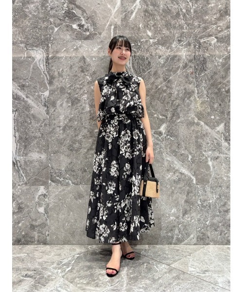 LOULOU WILLOUGHBY】モノトーンフラワー刺繍フレアスカート