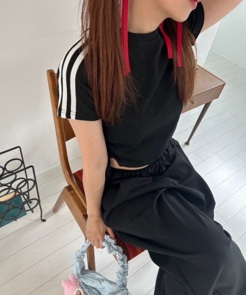 ipugo(イプゴ)の「ipugo/イプゴ サイドライントラックTシャツ 秋物 秋服 2026年秋冬(Tシャツ/カットソー・レディース・ブラック・FREE)」の9枚目の写真
