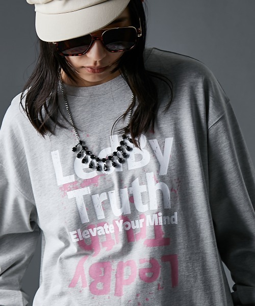 GEVS.(ジェイヴィス)の「ロゴプリントロングスリーブTシャツ<大きいサイズ有>GEVS.(Tシャツ/カットソー・レディース・チャコールグレー/ライトグレー系・5L/4L/3L/LL/L/M)」の2枚目の写真