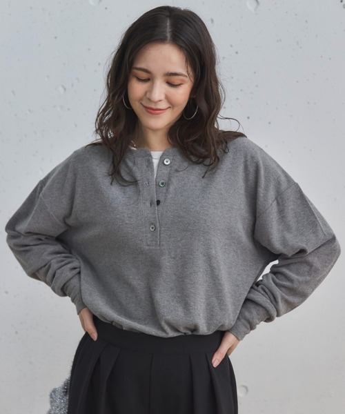 Doux archives(ドゥアルシーヴ)の「ソフトヘンリーネックプルオーバー(Tシャツ/カットソー・レディース・アイボリー/ブラック/グレー・38)」の3枚目の写真