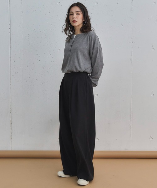 Doux archives(ドゥアルシーヴ)の「ソフトヘンリーネックプルオーバー(Tシャツ/カットソー・レディース・アイボリー/ブラック/グレー・38)」の4枚目の写真