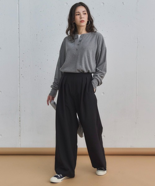 Doux archives(ドゥアルシーヴ)の「ソフトヘンリーネックプルオーバー(Tシャツ/カットソー・レディース・アイボリー/ブラック/グレー・38)」の9枚目の写真