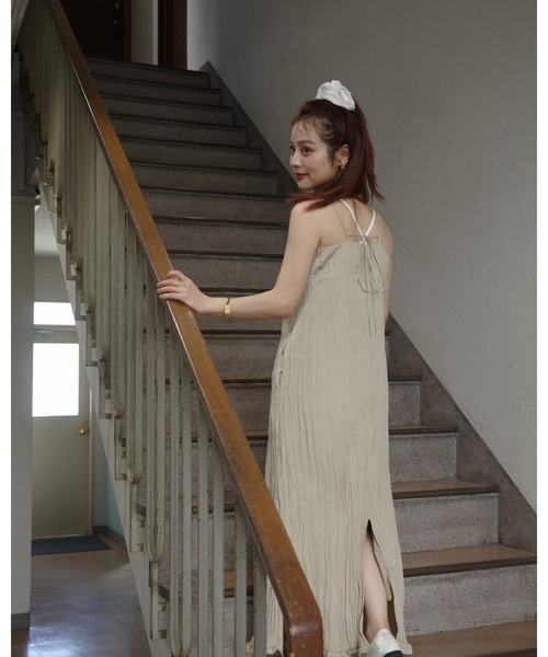 JUMELLE（ジュメロ）の「ワッシャーキャミOP（ワンピース・レディース・グレイッシュベージュ/ベージュ・MEDIUM）」の4枚目の写真