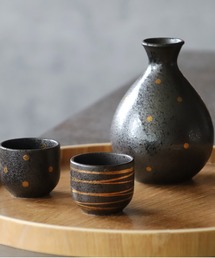 MILLION CARATS（ミリオンカラッツ）の「《美濃焼》静かな夜に寄り添う“金彩結晶”酒器セット！上品な金彩とマットな質感が、晩酌のひとときを大人の贅沢に変える徳利と盃のギフトセット。【電子レンジ＆食洗機対応】の扱いやすさで贈り物にも最適な逸品（グラス/マグカップ/タンブラー）」