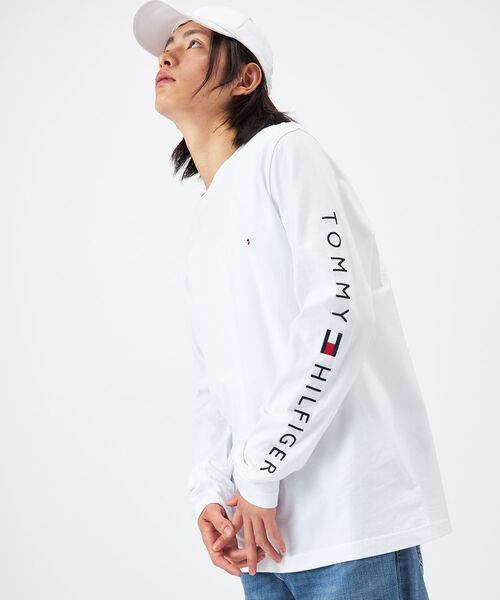 TOMMY HILFIGER（トミーヒルフィガー）の「【オンライン限定】ショルダーロゴロングスリーブTシャツ ロンT（Tシャツ/カットソー・メンズ・ホワイト/ネイビー・SMALL/LARGE/MEDIUM/X-LARGE）」の21枚目の写真