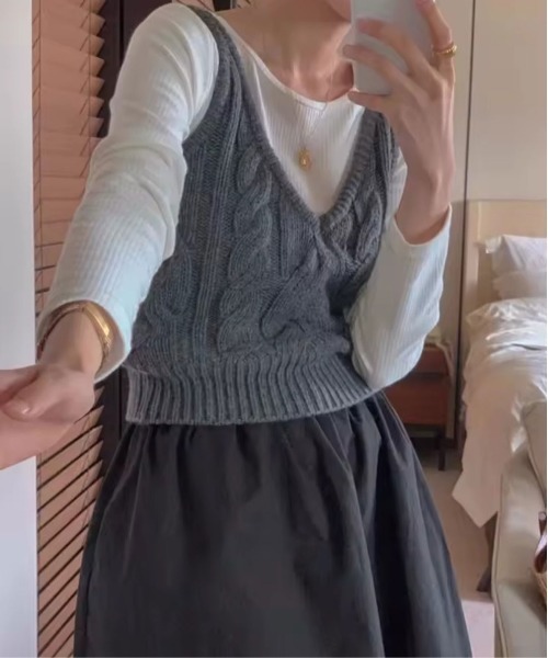 ammy.(エイミードット)の「【 ammy. / エイミードット 】 ケーブル編み デザイン ニットベスト(ベスト・レディース・アイボリー/グレー/ブラック/レッド・FREE)」の4枚目の写真