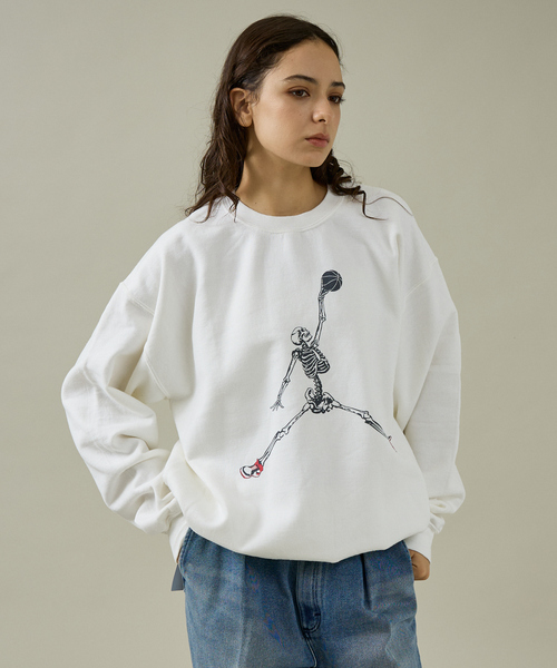 ABAHOUSE(アバハウス)の「【THRIFTY LOOK 】JUMP SKULL CREW SWEAT/ユーズド感/裏起毛/ユニセックス【WEB限定】(スウェット・メンズ・ホワイト/ブラック/グレー/レッド・S/M/L/XL)」の17枚目の写真