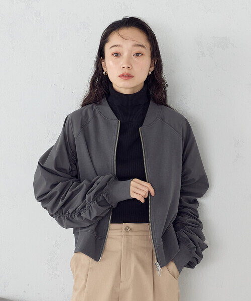 COMME CA ISM（コムサイズム）の「袖ギャザーブルゾン（ブルゾン・レディース・チャコール/ブラック・SMALL/MEDIUM/LARGE/X-LARGE）」の2枚目の写真