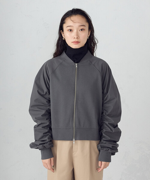 COMME CA ISM（コムサイズム）の「袖ギャザーブルゾン（ブルゾン・レディース・チャコール/ブラック・SMALL/MEDIUM/LARGE/X-LARGE）」の4枚目の写真