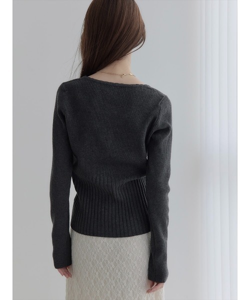 amel(エイメル)の「スカラップVネックデザインニット / チャコール(ニット/セーター・レディース・チャコールグレー・FREE)」の2枚目の写真