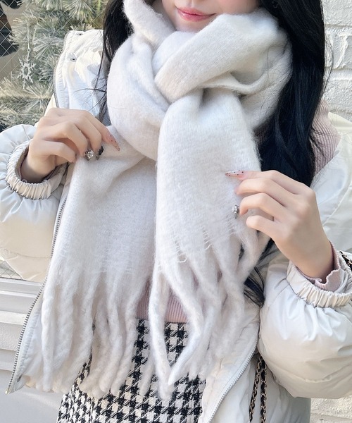 INGNI（イング）の「フリンジボリュームストール（ストール/ショール・レディース・ボルドー/ピンク/サックスブルー/オフホワイト/グレー/ホワイト系その他/ピンク系/サックスブルー系2・ONE SIZE）」の3枚目の写真