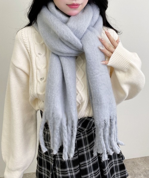 INGNI（イング）の「フリンジボリュームストール（ストール/ショール・レディース・ボルドー/ピンク/サックスブルー/オフホワイト/グレー/ホワイト系その他/ピンク系/サックスブルー系2・ONE SIZE）」の4枚目の写真