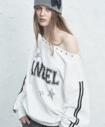 SETUPEXE（セットアップイーエックスイー）の「A'GEM/9 × .kom 『SETUPEXE/セットアップイーエックスイー』 EYELET ANGEL MTM/アイレットデザイン オフショルダースウェットシャツ（スウェット）」