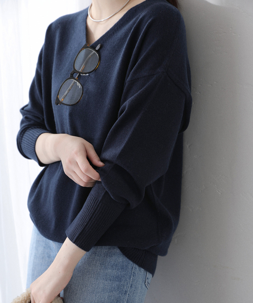 La TOTALITE(ラトータリテ)の「ウールカシミヤVネックプルオーバー(ニット/セーター・レディース・サックスブルー/チャコールグレー/レッド/ネイビー・FREE)」の3枚目の写真