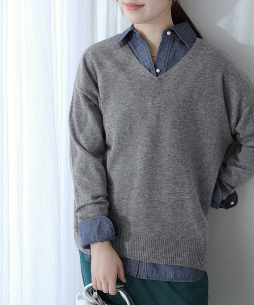 La TOTALITE(ラトータリテ)の「ウールカシミヤVネックプルオーバー(ニット/セーター・レディース・サックスブルー/チャコールグレー/レッド/ネイビー・FREE)」の6枚目の写真