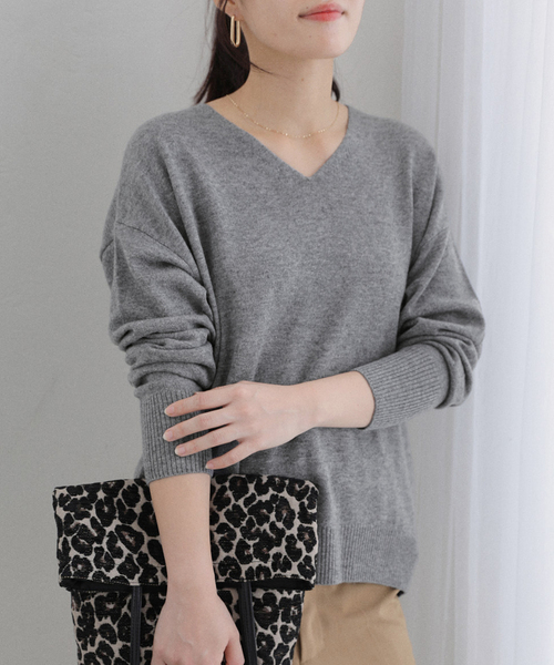 La TOTALITE(ラトータリテ)の「ウールカシミヤVネックプルオーバー(ニット/セーター・レディース・サックスブルー/チャコールグレー/レッド/ネイビー・FREE)」の16枚目の写真