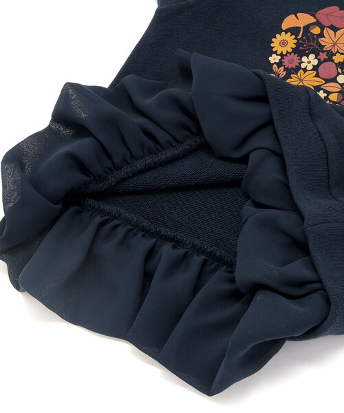 BeBe（ベベ）の「マシュマロウラケハートリーフブーケ裾フリルトレーナー（スウェット・キッズ・ネイビー/オフホワイト・140cm/130cm/110cm/150cm/120cm）」の3枚目の写真