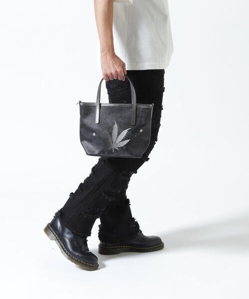 GENTIL BANDIT(ジャンティバンティ)の「GENTIL BANDIT x lucien pellat-finet /14th Anniv. Ltd トートバッグPM(marijuana)(トートバッグ・メンズ・ブラック/ホワイト・F)」の8枚目の写真