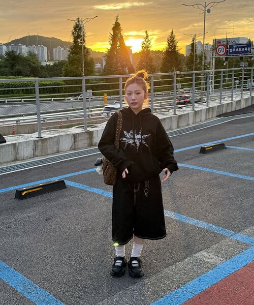 CRIGUN(クリガン)の「スローイングスター フードパーカー ブラック(パーカー・レディース・ブラック・MEDIUM/LARGE/X-LARGE/XX-LARGE)」の13枚目の写真