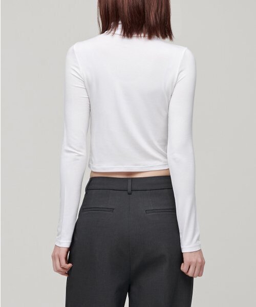 MUSINSA STANDARD WOMAN（ムシンサスタンダードウーマン）の「ウィメンズスリムクロップタートルネック長袖Tシャツ[ホワイト]（Tシャツ/カットソー・レディース・その他・MEDIUM/LARGE/X-SMALL/SMALL）」の2枚目の写真